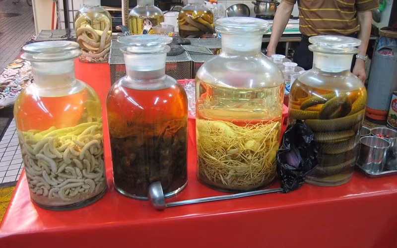 Rắn thường được sử dụng để ngâm rượu để uống. Rượu rắn được người dân Trung Quốc tin rằng có tác dụng bổ dương tráng thận, tăng cường sinh lực cho nam giới.