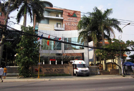 Còn về đường kinh doanh, bà Nga đã được biết đến là một doanh nhân giàu có từ năm 2007, khi bà này lập ra Cty TNHH Bệnh viện Đa khoa quốc tế Vũ Anh, nằm trên đường Phan Văn Trị, quận Gò Vấp, dịch vụ y tế là loại “khách sạn - bệnh viện” đạt chuẩn 5 sao.