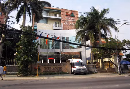 Còn về đường kinh doanh, bà Nga đã được biết đến là một doanh nhân giàu có từ năm 2007, khi bà này lập ra Cty TNHH Bệnh viện Đa khoa quốc tế Vũ Anh, nằm trên đường Phan Văn Trị, quận Gò Vấp, dịch vụ y tế là loại “khách sạn - bệnh viện” đạt chuẩn 5 sao.