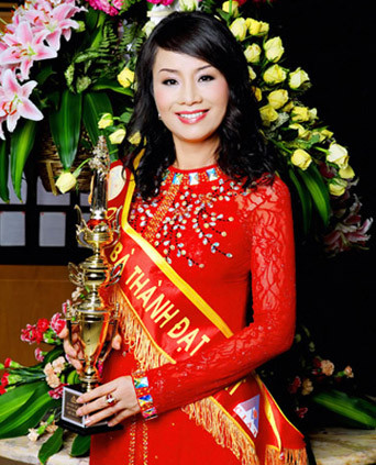 Đến năm 2012, bà Nga càng nổi như cồn khi tham gia cuộc thi “Hoa hậu Phu nhân Việt Nam toàn cầu 2012” diễn ra tại Mỹ và đoạt 2 giải là “Á hậu 1 hoa hậu Phu nhân Việt Nam toàn cầu 2012” và “Hoa hậu Phu nhân Việt Nam toàn cầu thành đạt nhất 2012”.