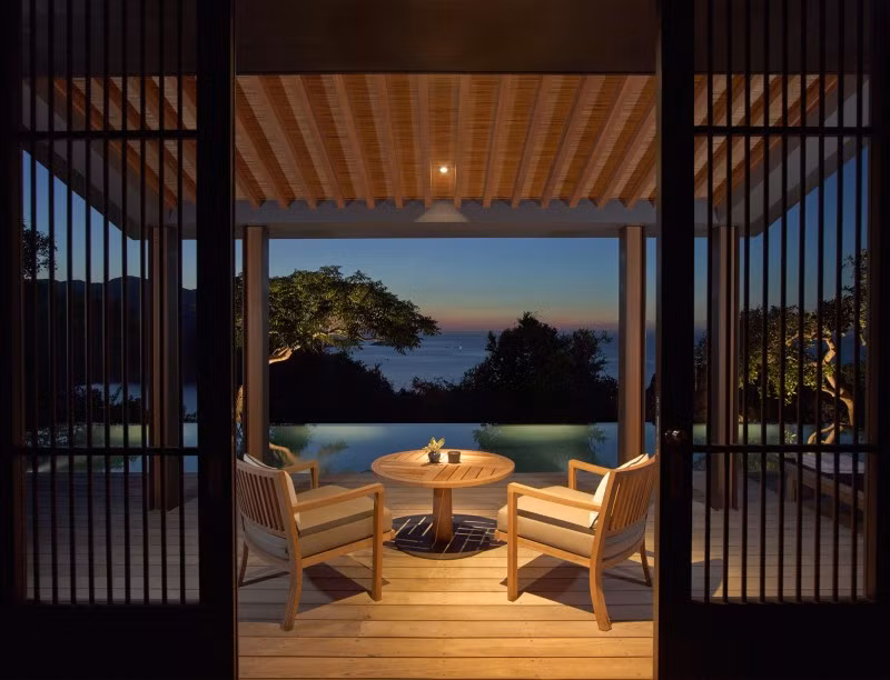 Phía trước biệt thự là một hồ bơi tuyệt đẹp.