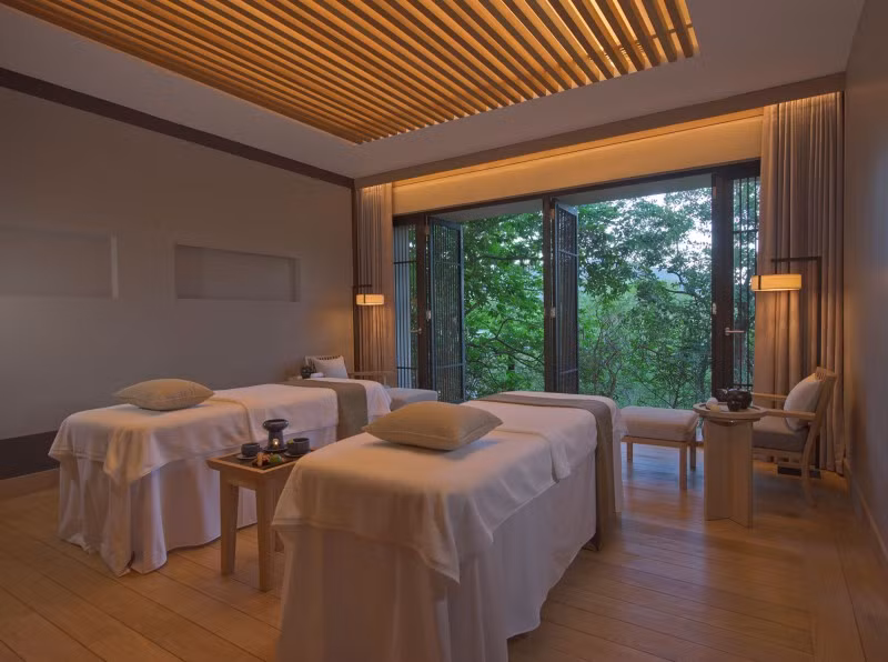 Aman Spa Resort là điểm đến chính của toàn khu, bao quanh bởi một hồ nước yên tĩnh và những ngọn đồi xanh tươ.