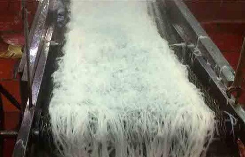 Bún được làm trắng bằng chất tẩy rửa: Để giúp bún trắng bóng, thay vì sử dụng các chất tẩy trắng dùng cho thực phẩm theo danh mục phụ gia của Bộ Y tế, các cơ sở sản xuất bún lại sử dụng chất màu huỳnh quang (tinopal).