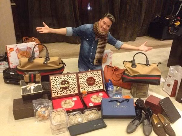 Không chỉ một lần mà rất nhiều lần Đàm Vĩnh Hưng nhận được những món quà tặng, những đồ hiệu giá trị.