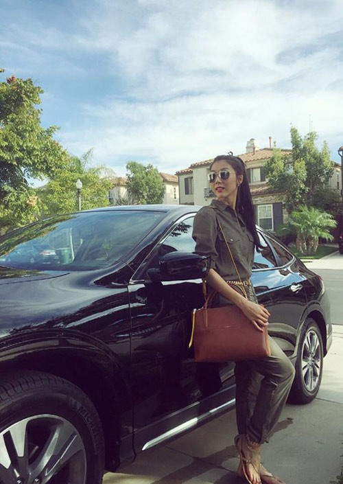 Từ sau khi lấy chồng, Ngọc Quyên tập trung cho cuộc sống ở Mỹ, thỉnh thoảng cô mới về Việt Nam. Chân dài từng khiến nhiều người ghen tỵ khi khoe xe sang do chồng tặng để thuận tiện cho việc đi học của cô nơi xứ người.