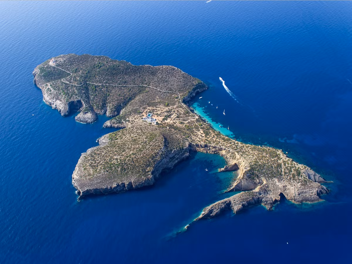 Nằm trên hòn đảo Tagomago, Tây Ban Nha, cách bờ biển Ibiza chưa đầy 1 km, biệt thự sang trọng với 5 phòng ngủ đôi, khu vực ăn uống, sân thượng ngoài trời và hồ bơi rộng rãi là một điểm đến tuyệt vời.