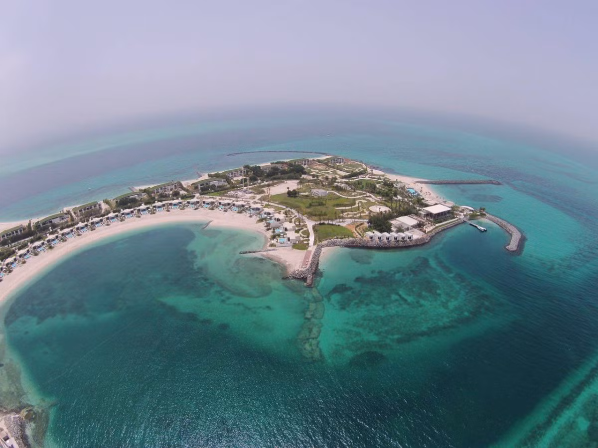 Khu nghỉ mát trên đảo Zaya Nurai ở Dubai nổi tiếng với các món ẩm thực tươi sống, các hoạt động như lướt sóng có mái chèo (SUP) hay chèo thuyền kayak.