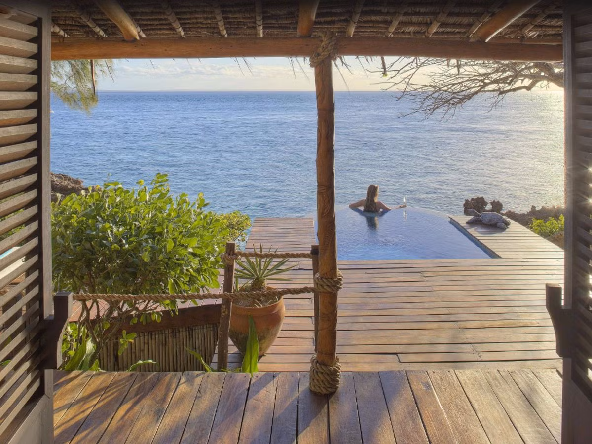 Khu nghỉ dưỡng Azura Quilalea nằm trong khu bảo tồn biển của Cộng hòa Mozambique. Đến với hòn đảo này, bạn có thể trải nghiệm các hoạt động như lặn biển, chèo thuyền Kayak trong rừng ngập mặn.