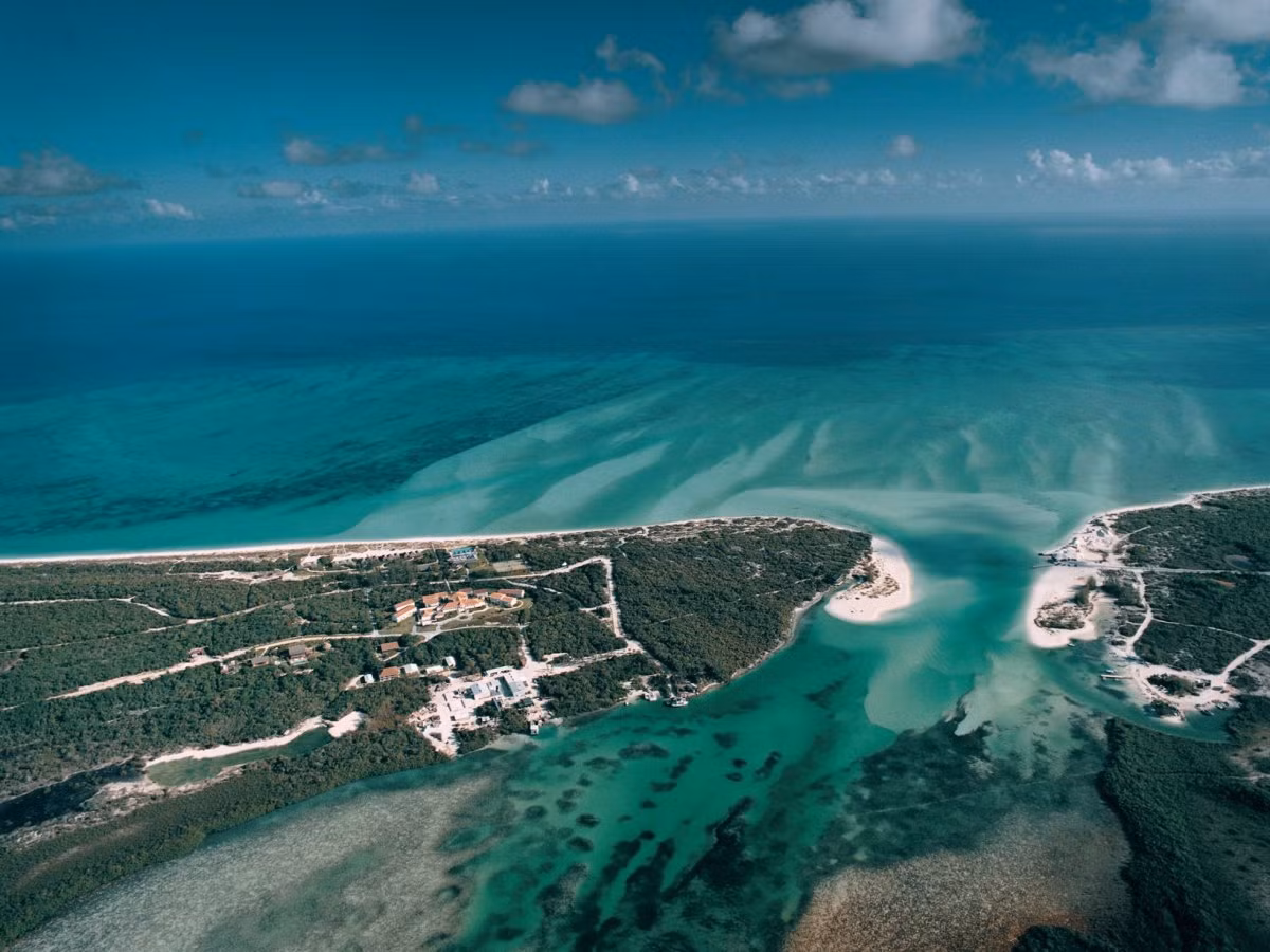 Khu nghỉ dưỡng sang trọng Parrot Cay nằm trên hòn đảo tư nhân thuộc quần đảo Turks và Caicos thuộc Vương quốc Liên hiệp Anh và Bắc Ireland.