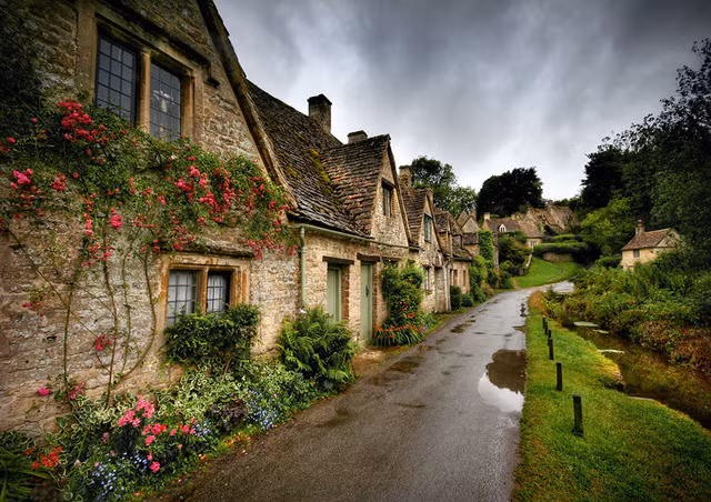 Bibury, Anh: Bibury từ lâu được mệnh danh là ngôi làng cổ đẹp nhất nước Anh, nằm bên dòng sông Coln thơ mộng. Ngôi làng nổi tiếng với những căn nhà xây bằng đá sa thạch cổ tồn tại cả trăm năm nay. Đây cũng là một trong những điểm du lịch hút khách nhất của "xứ sở sương mù".