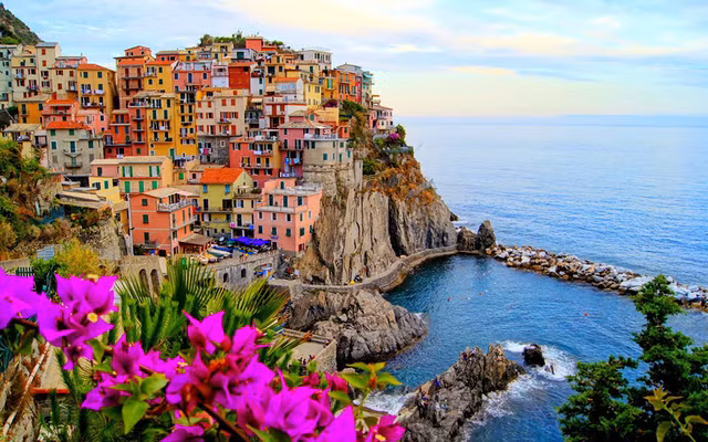 Làng Manarola, Ý: Manarola nằm chênh vênh trên vách đá hướng ra phía biển, ấn tượng với những ngôi nhà nhiều sắc màu nằm sát bên nhau. Đây là làng chài nhỏ nằm ở tỉnh La Spezia, Liguria, thuộc miền Bắc nước Ý.