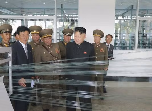 Kim Jong Un thăm nhà máy dệt lưới đánh bắt cá ở sông Seong-cheon.