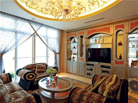 Phòng khách với bộ sofa màu da beo sang trọng, bề thế đem đến cảm giác thoải mái, dễ chịu khi sử dụng. Những họa tiết trên ghế được mạ vàng cũng tạo nên cảm giác sang trọng.