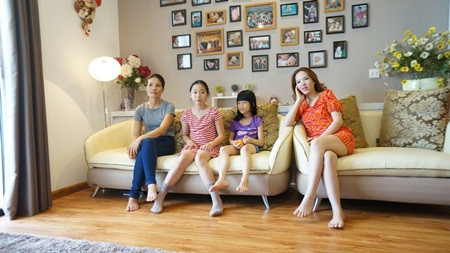 Trong phần 2 của "Những ngọn nến trong đêm", khán giả được gặp lại nữ diễn viên Đan Lê trong vai một bác sĩ. Hiện, vợ chồng diễn viên Đan Lê sở hữu một ngôi nhà đầm ấm. Trong hình là không gian phòng khách ấm cúng của gia đình cô.