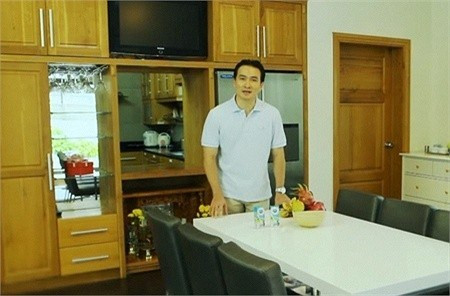 Ngoài một biệt thự sang trọng tại TP HCM, diễn viên Chi Bảo còn tậu thêm một căn hộ cao cấp tại Hà Nội dùng cho những chuyến về nhà ngoại. Hình ảnh biệt thự sang trọng của diễn viên Chi Bảo tại TP HCM.