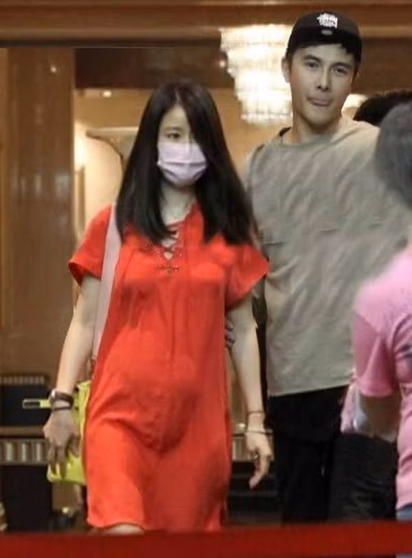 Bà bầu thứ ba là "Hạ Vy cách cách" Lâm Tâm Như. Cô là người kết hôn muộn nhất trong số 3 người đẹp (tháng 7.2016). Nữ diễn viên 40 tuổi thừa nhận cô mang bầu 4 tháng hồi trung tuần tháng 9 và đang trong thời kỳ dưỡng thai. Lâm Tâm Như còn cho biết cô vẫn đang ốm nghén nhưng tăng cân khá đều đặn.