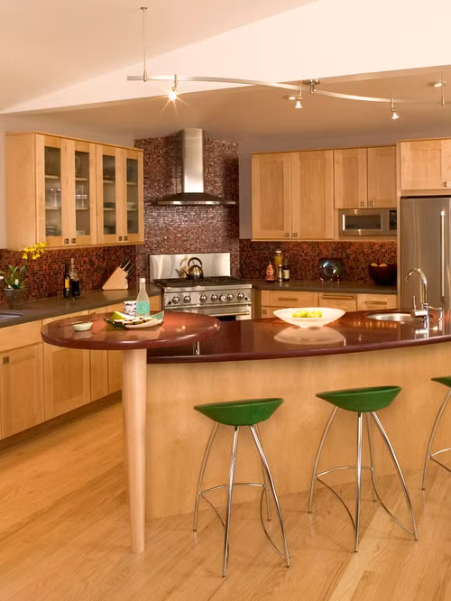 Phòng bếp sang trọng hơn với kiểu bàn ăn màu nâu và ghế xanh lá.