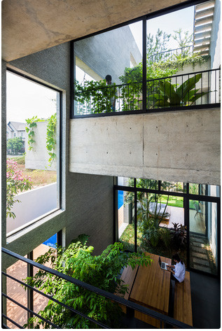 Từ mọi địa điểm trong nhà Binh House, bạn đều có thể ngắm nhìn toàn cảnh các không gian khác trong nhà.