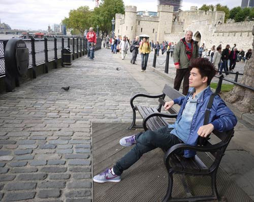 Điều thiếu gia này khiến người xung quanh tò mò và cảm mến chính là việc anh không chọn cho mình một vị trí “hoành tráng” tại SHB hay T&amp;T. Sau khi tốt nghiệp, Đỗ Quang Vinh đầu quân cho ngân hàng nước ngoài với vị trí của một “nhân viên quèn”. Đỗ Quang Vinh cũng cho biết, bản thân hiện không sở hữu một cổ phần nào tại những doanh nghiệp mà gia đình đang nắm giữ.