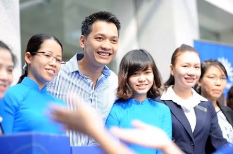 Trần Hùng Huy cũng trở thành nhân vật ít tuổi nhất tại ACB giữ vị trí Chủ tịch Ngân hàng Á Châu. Ngoài việc nắm quyền điều hành ngân hàng, Trần Hùng Huy còn đang sở hữu khối tài sản trị giá hơn 450 tỷ đồng cổ phiếu ACB. Ảnh: Chủ tịch Trần Hùng Huy cùng nhân viên ngân hàng ACB.