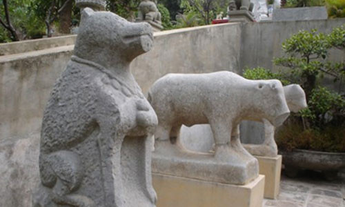 Đặt linh vật nên tránh đặt đối đầu nhau hay hướng mặt vào nhà để tránh sự bất hòa hay đối đầu trong gia đình - Ảnh minh họa.