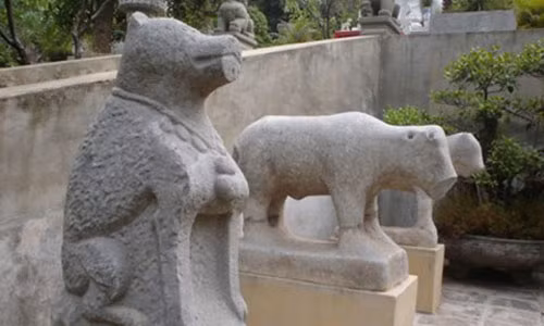 Đặt linh vật nên tránh đặt đối đầu nhau hay hướng mặt vào nhà để tránh sự bất hòa hay đối đầu trong gia đình - Ảnh minh họa.