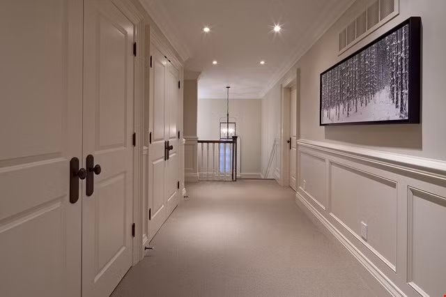 3. Lau sàn. Sau khi lau bụi đồ nội thất, bạn hãy dùng chổi hoặc máy hút bụi để làm sạch sàn nhà. Việc quét sàn thực hiện sau khi lau nội thất sẽ giúp nhà không mất công quét lại nhiều lần vì bụi rơi ra.