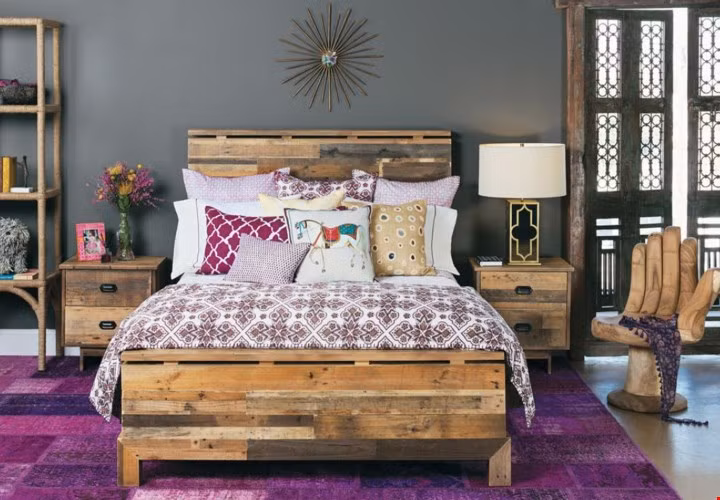 1. Dọn giường: Thay vì để ga trải giường nhăn nhúm từ đêm hôm trước, bạn hãy sắp xếp lại mọi thứ gọn gàng, gấp lại chăn, xếp lại gối ngủ. Công đoạn này chỉ mất 5 phút nhưng giúp phòng ngủ của bạn trông sạch sẽ, gọn gàng hơn hẳn. Đây là một trong những việc cần làm để dọn dẹp nhà cửa nhanh chóng để đón Tết.