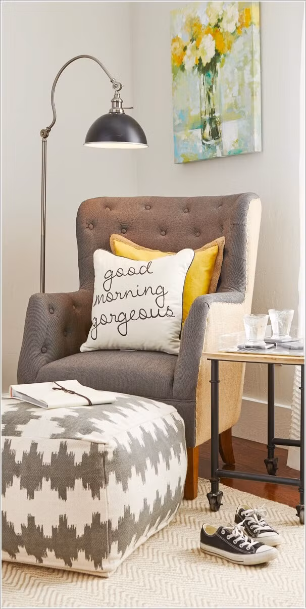 Không gian đọc sách thư thái cạnh góc phòng.