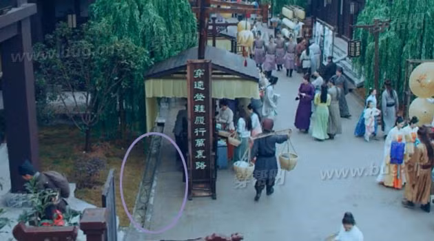 Ở thời phong kiến nhưng khung ảnh lộ đường cống xi măng thời hiện đại.