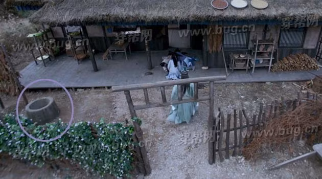 Khoảnh khắc khi giếng nước làm bằng xi măng xuất hiện. Đây là lỗi sai thường gặp trong phim cổ trang Trung Quốc.