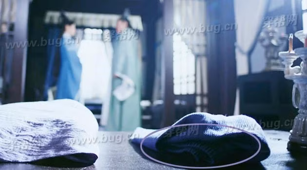 Áo thun có dây chun xuất hiện trên màn ảnh. Đây tiếp tục là lỗi sai sơ đẳng về mặt thời gian.