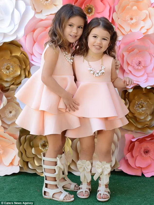 Dù còn ít tuổi nhưng hai bé đã có sở thích đặc biệt với thời trang.