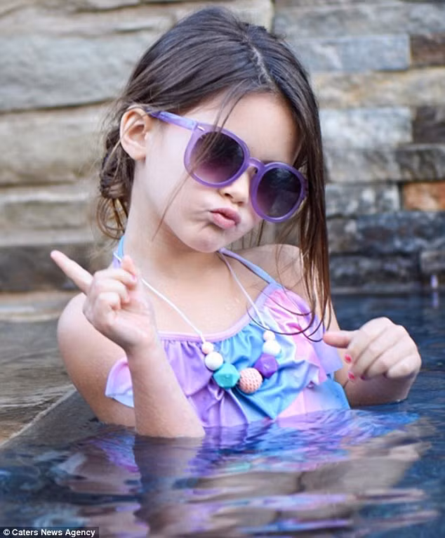 Stacy chia sẻ: "Các con tôi thích mặc quần áo như những người nổi tiếng và chúng khá yêu thích Selena Gomez”.