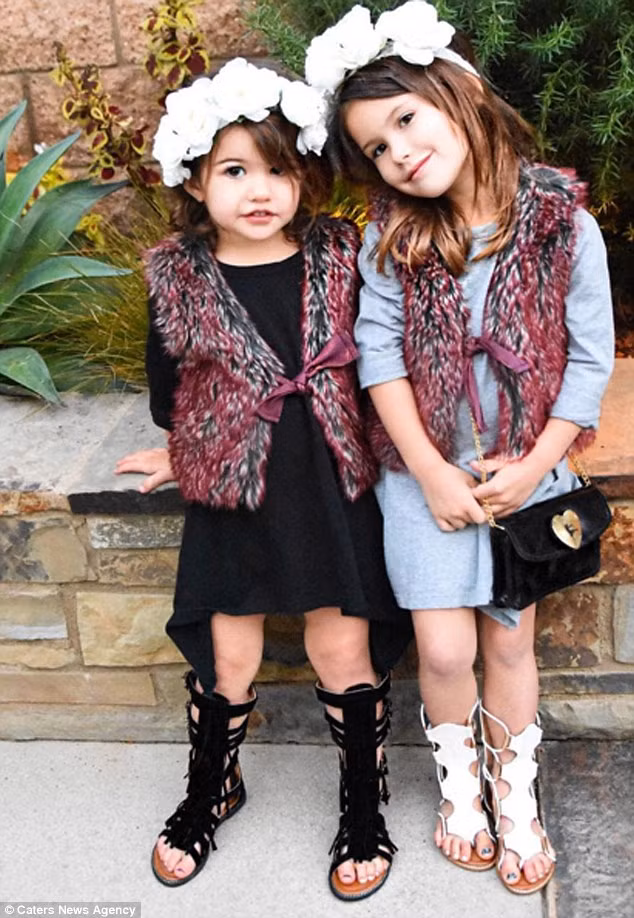 Với những bộ cánh vô cùng đáng yêu cùng với sự tự tin, nhí nhảnh của mình, hai chị em gái này đang từng ngày thu hút nhiều fan hâm mộ, đồng thời giúp mẹ kinh doanh tốt hơn.