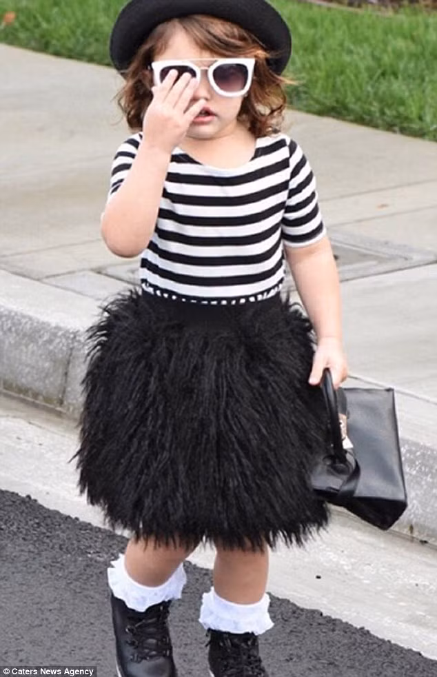 Cô bé Scarlett có phong thái rất tự tin trước ống kính.