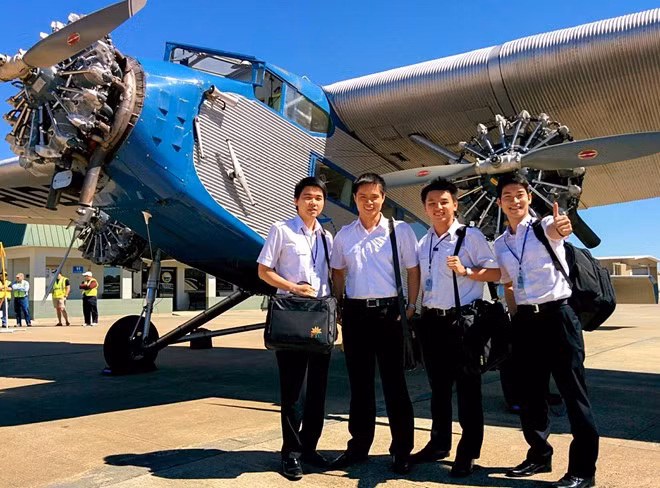 Sau 6 - 8 tháng làm việc, phi công sẽ phải trở lại các cơ sở đào tạo để thực hiện các bài kiểm tra thông qua hệ thống bay mô phỏng và họ sẽ được gia hạn bằng lái. Nếu không vượt qua bài kiểm tra, những người này sẽ phải học lại. Trong khi đó, các bài kiểm tra thể lực được thực hiện tối thiểu 12 tháng một lần.