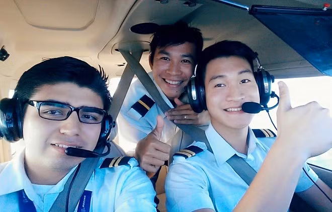 Chi phí đào tạo để trở thành một phi công thương mại đầy đủ rơi vào khoảng 40.000 USD (tương đương 800 triệu đồng) và các khoản chi phí phát sinh khác. Thậm chí, chi phí có thể lên tới 200.000 USD (tương đương 4,2 tỷ đồng) tùy thuộc vào quá trình đào tạo.