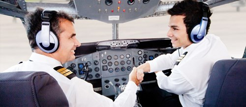 Luôn trong danh sách top 3 nghề nguy hiểm nhất thế giới (con số thống kê tại Mỹ năm 2016 cho thấy tỷ lệ tử vong lên tới 64/100.000 lao động) nhưng phi công vẫn là công việc được nhiều người ưa thích nhờ mức lương cao, cuộc sống tiện nghi và được hoạt động tại một trong những môi trường chuyên nghiệp nhất thế giới.