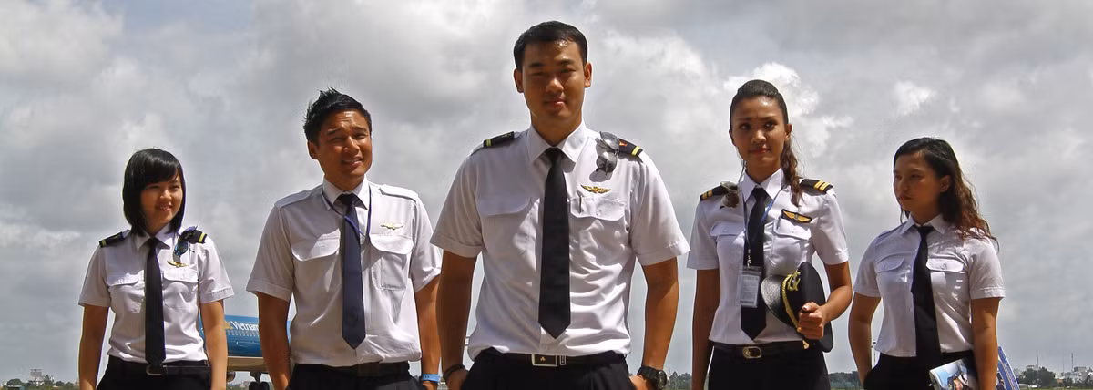 Tại Việt Nam, chi phí đào tạo trong nước lên tới 2,5 tỷ đồng, được đài thọ bởi hãng bay và học viên. Sau khi học viên hoàn thành khóa học, chi phí mà hãng bỏ ra sẽ được trừ dần vào tiền lương cho đến khi hoàn trả đủ.