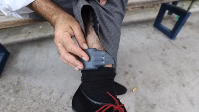 Thiết bị chắc chắn cần một nguồn điện để duy trì hoạt động. Vì thế, tòa án sẽ yêu cầu bị cáo (hoặc tội phạm) ký giấy đồng ý phải sạc vòng điện tử tối thiểu 2 lần một ngày để tránh tình trạng mất điện. Một khi thiết bị hết điện phải báo cho cảnh sát biết để khắc phục.