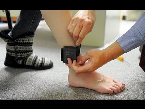 Loại active GPS liên lạc thường tự động gửi dữ liệu vị trí về Cơ quan giám sát và có thể bật cảnh báo với cảnh sát nếu bị can đi ra khỏi một vùng được phép hoặc đi vào vùng cấm. Nghi can thường phải tự trả chi phí theo dõi GPS, có thể hàng chục USD mỗi ngày nếu dùng active GPS.