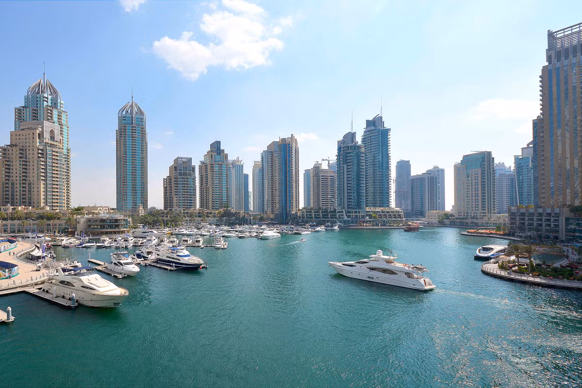 Bến du thuyền Dubai Marina là thiên đường mua sắm dành cho du khách với trung tâm thương mại Dubai Marina Mall, một khu phức hợp đồ sộ với hơn 120 cửa hàng mua sắm.