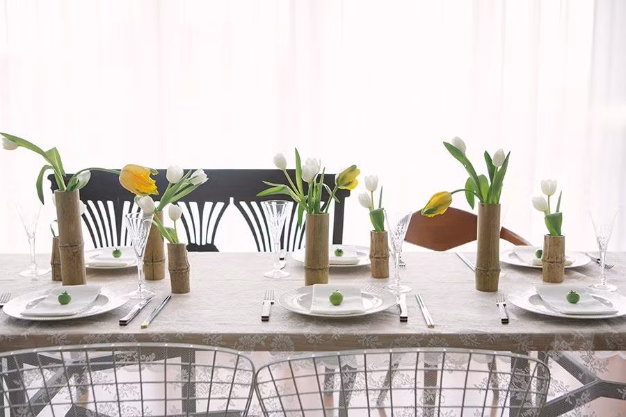 Những lọ hoa từ ống tre trang trí bàn ăn thực sự độc đáo.