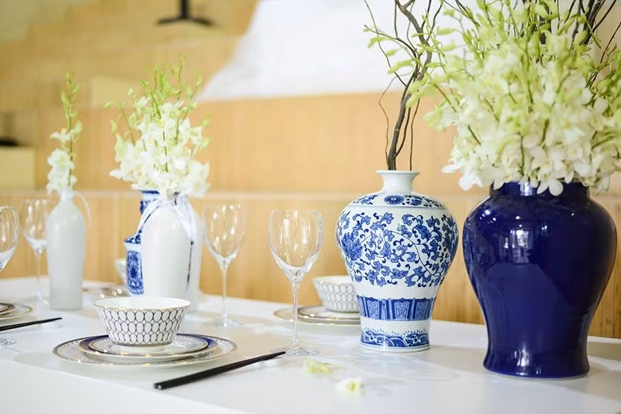 Kiểu sắp xếp bàn ăn nhã nhặn với những bình hoa lan trắng.