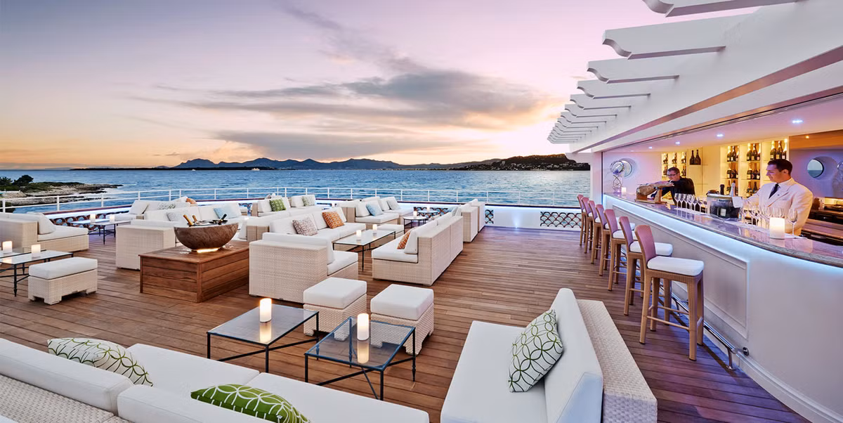 Khách sạn này là điểm đến yêu thích của các gia đình nổi tiếng như Kennedy, nhân vật chính trị như Winston Churchill và người nổi tiếng như Elizabeth Taylor và Richard Burton. Ngày nay, nó là một sự lựa chọn phổ biến cho các ngôi sao điện ảnh tại Liên hoan phim Cannes.