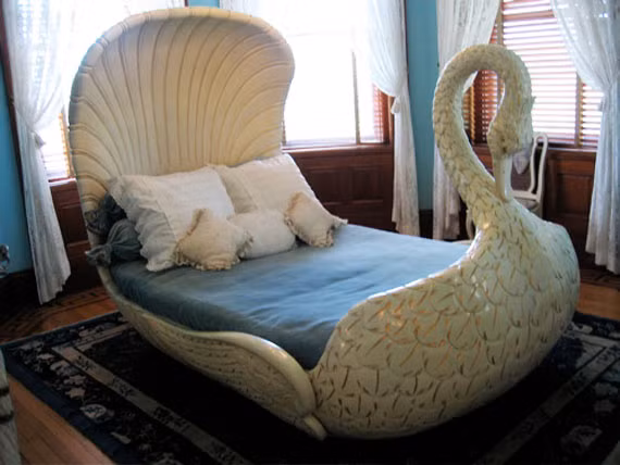 Chiếc giường hình thiên nga cho những cô nàng mộng mơ.
