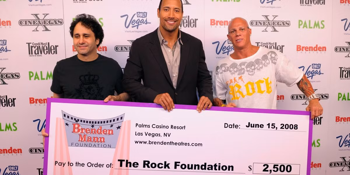 Năm 2006, nam diễn viên này cũng thành lập quỹ Dwayne Johnson Rock Foundation, một tổ chức từ thiện thường giúp đỡ những trẻ em bị bệnh nan y.