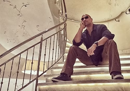 Ngoài thành công với sự nghiệp diễn xuất, The Rock cũng là một tay chơi bất động sản giàu có. Anh sở hữu vài biệt thự triệu đô và theo trang bất động sản Zillow, anh đã bán được khoảng 10 căn nhà trong một thập kỷ qua ở Florida (Mỹ).