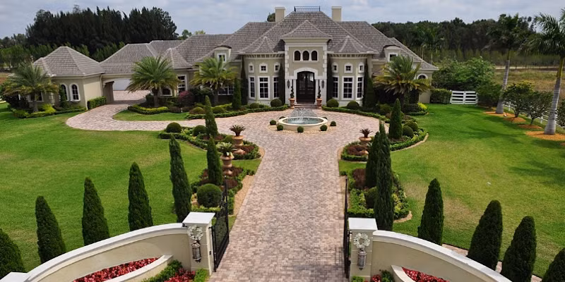 Trong số những ngôi nhà của The Rock gồm một căn biệt thự 5 phòng ngủ, 7 phòng tắm ở Southwest Ranches, Florida được mua vào năm 2012 với giá 3,4 triệu USD. Anh chàng diễn viên này đã bán nó một năm sau đó với giá 3 triệu USD.